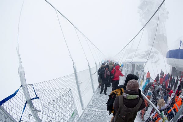 Der Titlis Cliff Walk stellt dabei einen Rekord auf: Er ist die höchstgelegene Hängebrücke Europas.