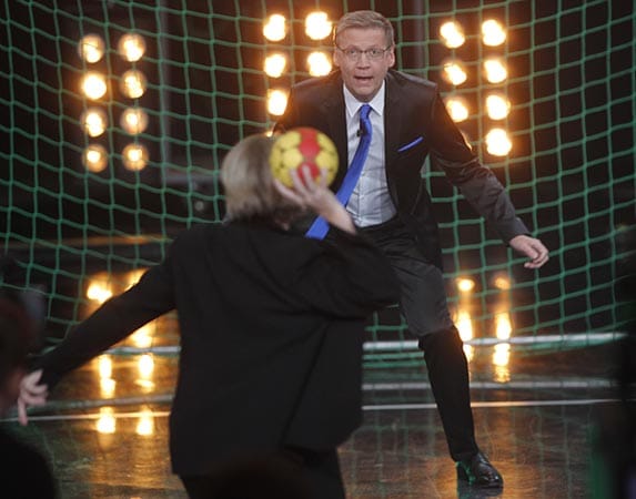 Die Ministerpräsidentin von Nordrhein-Westfalen und frühere Handballspielerin Hannelore Kraft bewies ihr sportliches Talent und warf einen Handball in Richtung von "Torwart-Moderator" Günther Jauch.