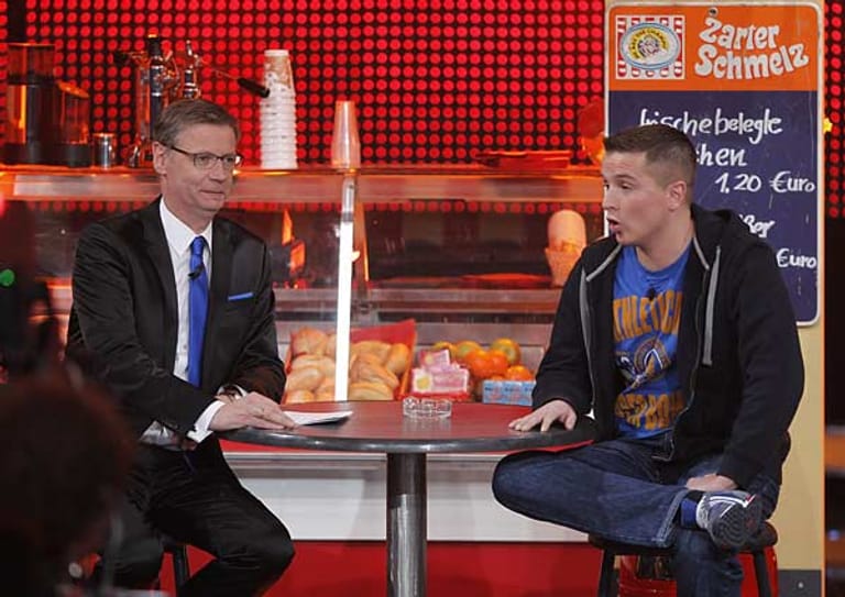 Der Berliner Kioskbesitzer Aaron Troschke plapperte munter über seinen Auftritt in der RTL-Fernsehsendung "Wer wird Millionär", bei der er nicht nur 125.000 Euro gewann, sondern auch zum Zuschauerliebling wurde.