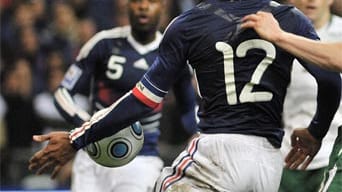 Ein Aufschrei ging 2009 durch Irland, als Frankreichs Stürmer Thierry Henry im entscheidenden Relegationsspiel der WM-Qualifikation gegen Irland die Hand zu Hilfe nahm. Der Schiedsrichter erkannte auf Tor und Frankreich durfte zur WM, während Irland nicht teilnehmen durfte.