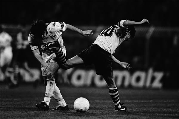 In der Partie zwischen Borussia Dortmund gegen dem Karlsruher SC am 13. April 1995 täuschte Andreas Möller beim Stand von 0:1 ein Foulspiel im Strafraum vor. Sein Gegenspieler Dirk Schuster war für eine Berührung aber viel zu weit entfernt. Der daraufhin verhängte Elfmeter führte zum Dortmunder Ausgleich und die Borussia ging später noch als Sieger vom Platz. Für seine Erklärung: "Das war eine Schutzschwalbe. Ich dachte, dass Dirk Schuster mich voll umhauen würde", erntete Möller viel Kritik und als erster Spieler überhaupt eine nachträgliche Zwei-Spiele-Sperre.