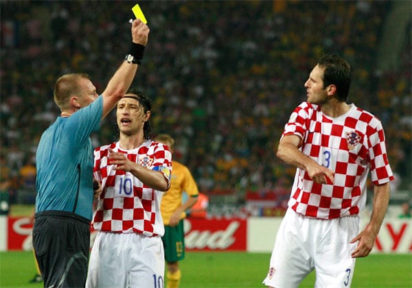 In der WM-Partie 2006 in Deutschland zwischen Kroatien gegen Australien wurde der Kroate Josip Simunic vom englischen Schiedsrichter Graham Poll zunächst mit Gelb dreimal verwarnt. Kurze Zeit später bemerkte Poll seinen Fehler und zeigte dem Kroaten doch noch die Rote Karte.