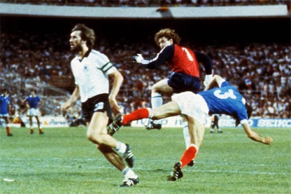 Bei der WM 1982 in Spanien lief der französische Verteidiger Patrick Battiston allein auf das deutsche Tor zu. Keeper Harald Schumacher stürmte aus dem 16-Meter-Raum und trat den Gegenspieler böse um. Battiston war kurze Zeit bewusstlos, erlitt eine Gehirnerschütterung, hatte Wirbelverletzungen und verlor zwei Zähne. Schumachers Foul wurde vom Schiedsrichter nicht geahndet, obwohl der Spieler vom AS Saint-Étienne in der 60. Minute ausgewechselt werden musste.