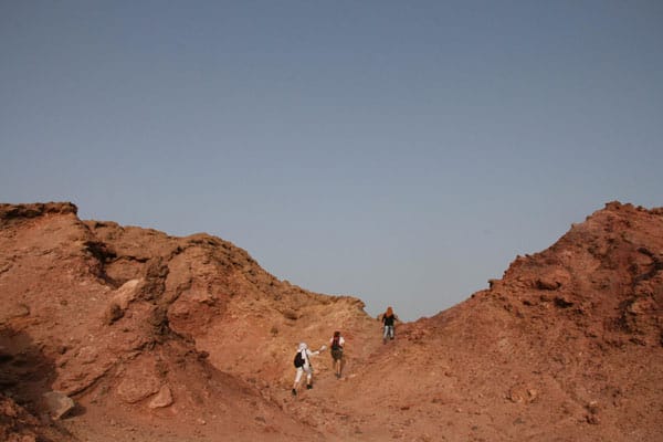 Der Wadi-Walk, eine Trekking-Tour durch die schroffen Berge im Inneren der 87 Quadratkilometer großen Insel führt mitten durch eine in allen Erdfarben schimmernde Mondlandschaft.