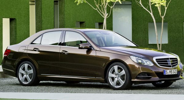 Die überarbeitete Mercedes E-Klasse ist zudem mit zwei unterschiedlichen Kühlergrill-Designs zu bekommen - hier die klassische Variante.