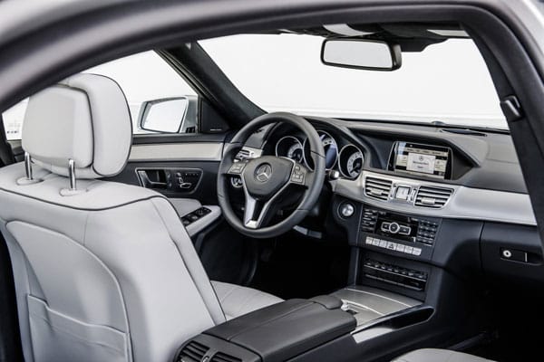 Bei der Technik ist die Mercedes E-Klasse mit vielen Details und Assistenzsystemen zu bekommen, die auch in der neuen S-Klasse verfügbar sein werden.