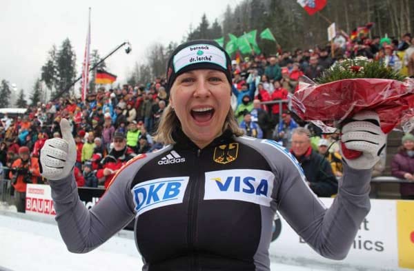 Cathleen Martini ist die schnellste Frau der Welt im Zweierbob. Auch im Winter 2011/2012 fährt sie wieder allen Konkurrentinnen davon, holt WM-Gold in Altenberg und den Gesamtsieg im Weltcup.