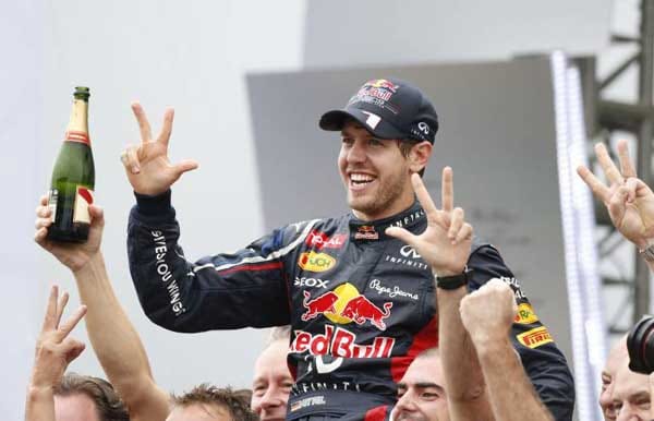 Der dritte Weltmeistertitel in Serie: Sebastian Vettel ist Herr der Formel 1 und steigt 2012 zum jüngsten Dreifach-Weltmeister aller Zeiten auf. In einem spannenden Saisonfinale lässt er Fernando Alonso knapp hinter sich und steht nun auf einer Stufe mit den Allergrößten der wichtigsten Rennserie der Welt.