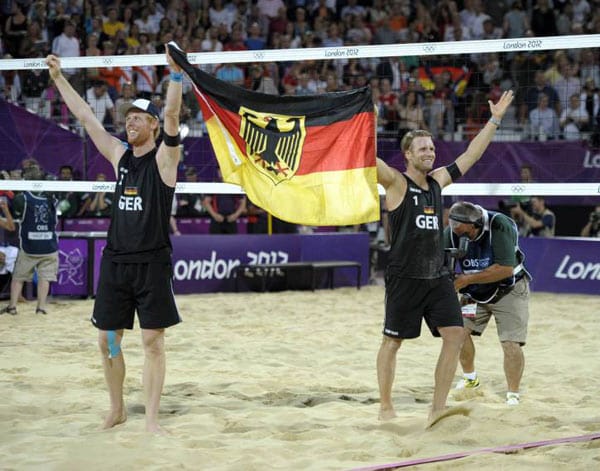 Julius Brink und Jonas Reckermann sind die beiden Golden Boys im Sand von Olympia. Die beiden Beachvolleyballer holen 2012 nicht nur den EM-Titel, sondern auch die Goldmedaille in London.
