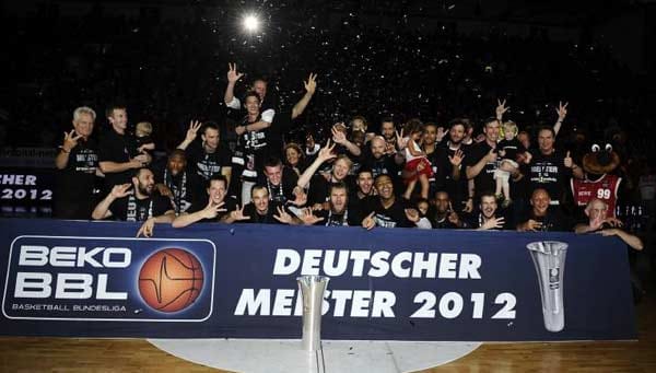 Die Brose Baskets aus Bamberg sind das Maß aller Dinge im deutschen Basketball. Auch 2012 holen sie das Double aus Meisterschaft und Pokalsieg - zum dritten Mal in Folge. Damit schaffen sie Historisches. Noch nie zuvor feierte ein Team im deutschen Basketball jemals ein "Double-Triple".