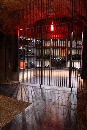 Unabhängig von dem großen Gewölbekeller gibt es kleinere begehbare Weinkeller. Auch hier öffnet sich der Blick durch Gitterstäbe auf meterhohe befüllte Regale an den Wänden.