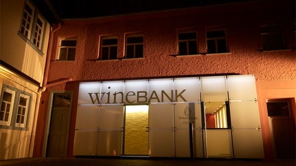 Die "Winebank" im hessischen Eltville am Rhein ist Deutschlands einzige Bank mit Schließfächern für edlen Wein.