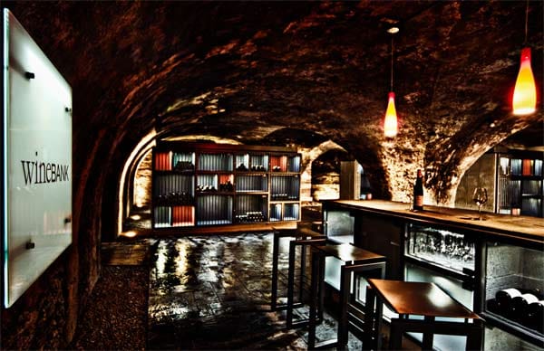 Das Herzstück der "Winebank", ein mehrere Meter langer Tresen aus grauem Schiefer, lädt zum Verweilen bei einem guten Schluck Wein ein.