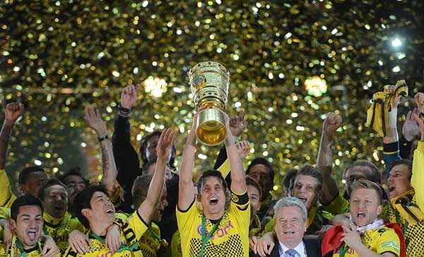 Borussia Dortmund gewinnt in der Saison 2011/2012 zum zweiten Mal in Folge die Meisterschaft. Der Erfolg gipfelt im Pokal-Endspiel 2012. Dort besiegen sie den FC Bayern München zum fünften Mal in Folge und schießen ihn mit 5:2 aus dem Berliner Olympiastadion. Damit ist das erste Double der Vereinsgeschichte perfekt.
