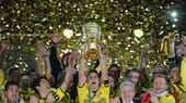 Borussia Dortmund gewinnt in der Saison 2011/2012 zum zweiten Mal in Folge die Meisterschaft. Der Erfolg gipfelt im Pokal-Endspiel 2012. Dort besiegen sie den FC Bayern München zum fünften Mal in Folge und schießen ihn mit 5:2 aus dem Berliner Olympiastadion. Damit ist das erste Double der Vereinsgeschichte perfekt.