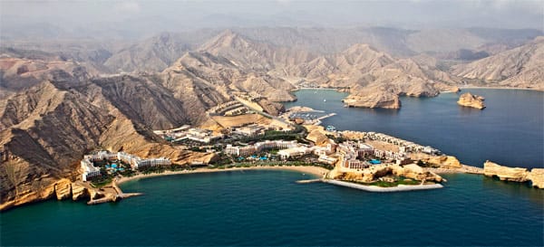 Das Barr Al Jissah Resort & Spa beheimatet gleich drei Hotels der asiatischen Shangri-La Gruppe, 20 Restaurants, einen eigenen Yachthafen und eine Tauchschule.