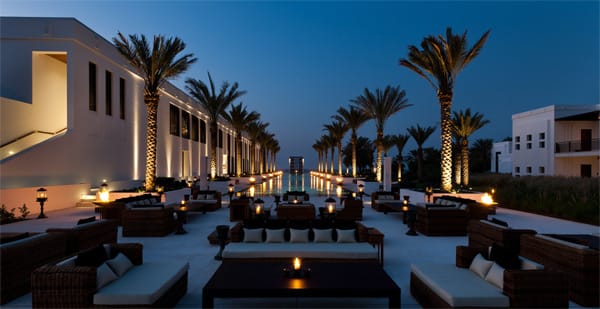 Das Leading Hotel of the World bietet luxuriöse Zimmer und Suiten, drei Pools, einen ruhigen Privatstrand und dennoch eine zentrale Lage zur Innenstadt von Muskat.