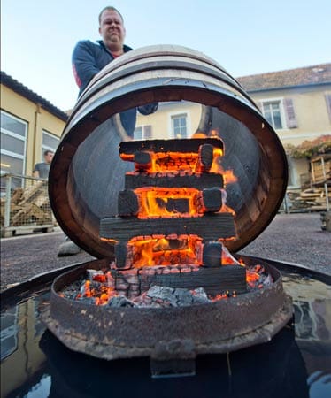 Das Toasting ist der entscheidende Schritt: In der Küferei Gies in Bad Dürkheim werden die oben und unten offenen Fässer über einem Eichenholzfeuer von innen geröstet.