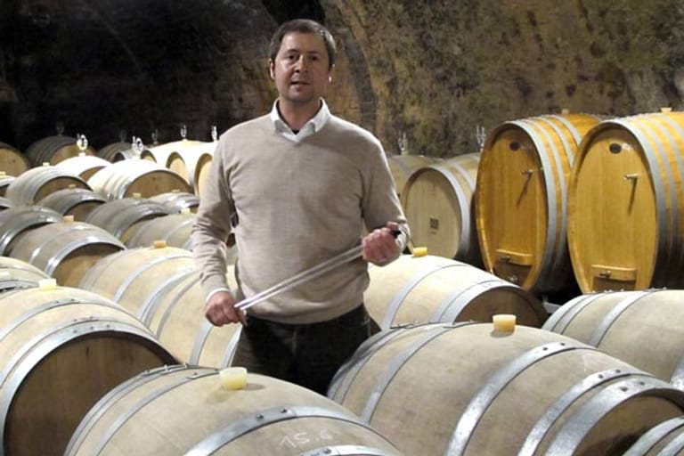 Durch das Gären und Reifen im Holzfass bekomme der Wein ein unverwechselbares Profil, sagt Stephan Attmann. Er ist der Betriebsleiter des Weinguts von Winning in Deidesheim.
