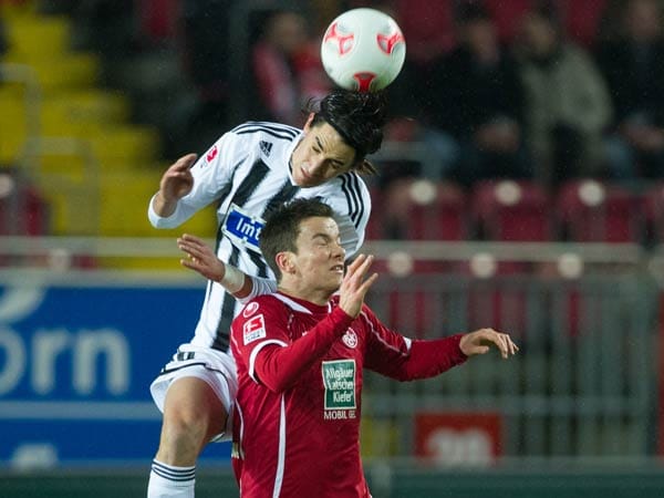 Kaiserslauterns Alexander Baumjohann (unten) muss sich im Kopfball-Duell Aalens Benjamin Hübner geschlagen geben.