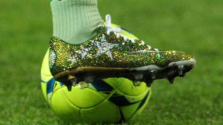 Pierre-Emerick Aubameyang wärmte sich beim Heimspiel seines Klubs St. Etienne gegen Olympique Lyon in kristallbesetzten Fußball-Schuhen auf. Die Welt der Sportstars ist voll von solchen Ticks.