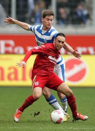 Sperren mit Ball: Regensburgs Abdenour Amachaibou schirmt den Ball vor Duisburgs Dustin Bomheur ab.