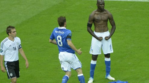 Mario Balotelli (re.) ist Fußball-Deutschlands personifizierter Albtraum. Bei der EM 2012 marschiert das DFB-Team durch das Turnier. Das Halbfinale gegen Italien scheint nur noch Formsache zu sein, bevor es zur großen Schlacht mit Spanien kommt. Doch die Squadra Azurra erweist sich einmal mehr als Angstgegner. Balotelli erzielt einen Doppelpack und demütigt Jogis Jungs mit einem Jubel, der um die Welt geht.