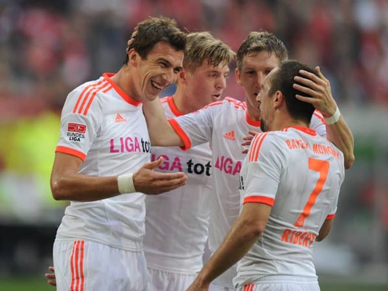 Der Münchner Mario Mandzukic (li.) bejubelt mit seinen Teamkollegen einen Treffer.