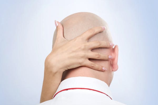 Der Haarverlust und damit die Glatze deutet bei den meisten Männern auf ziemlich viel Testosteron im Blut hin. Somit ist sind fehlende Haare für Viele zum Sexsymbol geworden.