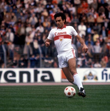 Hansi Müller ist ein echter Stuttgarter Junge. Von kleinauf trug er das VfB-Trikot, bis 1982 lief er für seinen Heimatklub auf, bevor er nach Italien zu Inter Mailand wechselte. Später war Müller noch in verschiedenen Funktionen für den VfB tätig, auch heute noch ist er nahe am Geschehen dran.