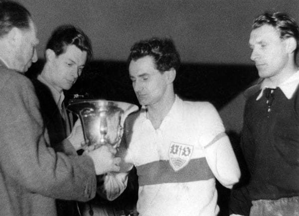 Robert Schlienz spielte von 1945 bis 1960 beim VfB Stuttgart und war der Kapitän der erfolgreichsten Mannschaft des Vereins. Unter seiner Führung errang das Team zweimal die Deutsche Meisterschaft (1950, 1952) und zweimal Deutscher Pokalsieger (1954, 1958). Besonders bemerkenswert daran ist, das Schlienz alle die Erfolge mit nur einem Arm feierte. Den linken Unterarm hatte er 1948 bei einem Autounfall verloren.