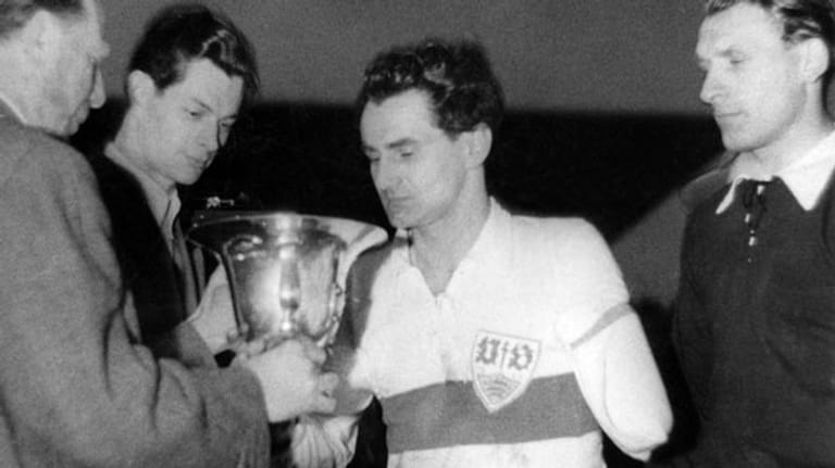 Robert Schlienz spielte von 1945 bis 1960 beim VfB Stuttgart und war der Kapitän der erfolgreichsten Mannschaft des Vereins. Unter seiner Führung errang das Team zweimal die Deutsche Meisterschaft (1950, 1952) und zweimal Deutscher Pokalsieger (1954, 1958). Besonders bemerkenswert daran ist, das Schlienz alle die Erfolge mit nur einem Arm feierte. Den linken Unterarm hatte er 1948 bei einem Autounfall verloren.