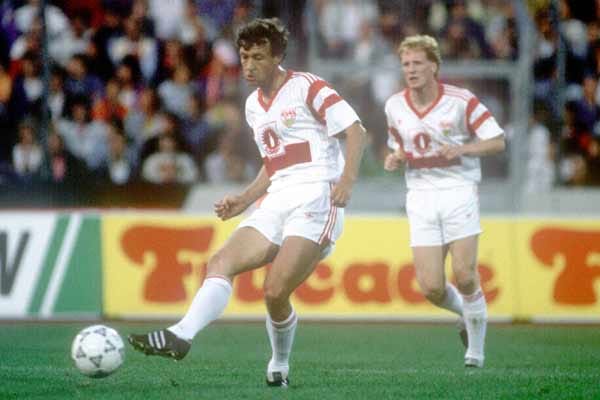 Karl Allgöwer (vorne) und Matthias Sammer spielten nur noch eine Saison zusammen. Während Allgöwer den Stuttgarter Fans vor allem wegen seines berühmten Schusses in Erinnerung bleibt, bleibt von Sammer der Titelgewinn 1992 haften - im Jahr eins nach dem Karriereende von Allgöwer.