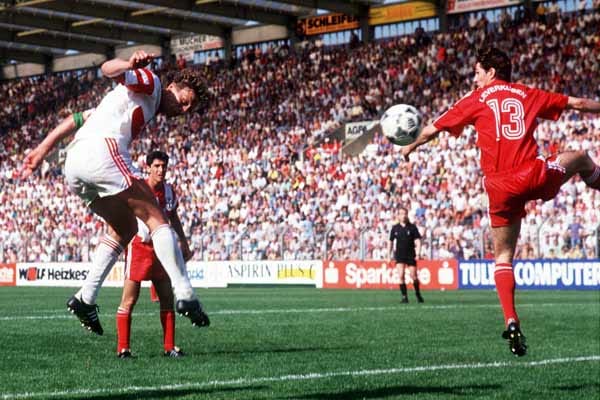 Guido Buchwald wäre auch ohne dieses Tor eine VfB-Legende, doch mit dem Kopfballtreffer in der 86. Minute des Spiels bei Bayer Leverkusen in der Saison 1991/1992 entschied er die Deutsche Meisterschaft zugunsten der Schwaben. Der Stuttgarter Kapitän netzte zum 2:1-Siegtreffer für Stuttgart ein - eine Szene, die immer in Erinnerung bleiben wird.