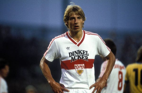 Bevor Jürgen Klinsmann die große Welt des Fußballs eroberte, schnürte er seine Schuhe für den VfB Stuttgart. Von den Stuttgarter Kickers wechselte er 1984 zum Lokalrivalen, blieb fünf Jahre und erzielte in 156 Spielen 79 Tore. Anschließend wechselte er zu Inter Mailand.