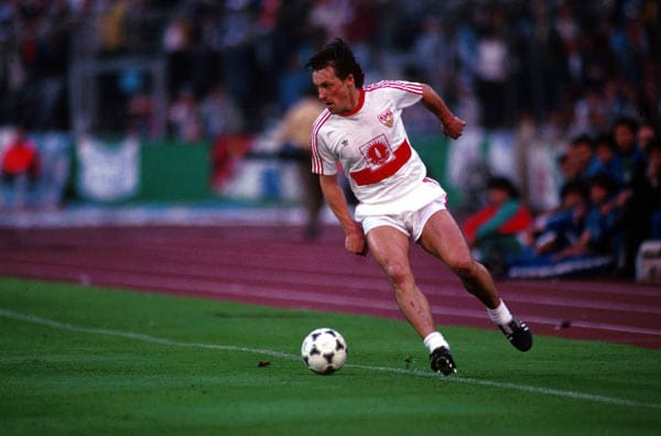 Für einen Nordmann spielte Asgeir Sigurvinsson ungemein elegant. Der Isländer kam 1982 vom FC Bayern München zum VfB, wo er bis zum Karriereende 1990 das Spiel lenkte. In 194 Pflichtspielen für die Schwaben erzielte Sigurvinsson 38 Treffer und bereitete unzählige Tore vor.