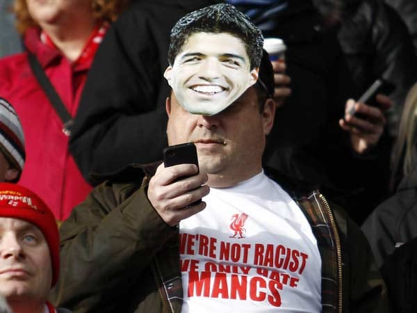 Der englische Fußball wird 2012 immer wieder von Rassismus-Skandalen erschüttert. Negativer Höhepunkt: Liverpool-Stürmer Luis Suarez wird nach einer rassistischen Beleidung zu acht Spielen Sperre verurteilt. Die Verantwortlichen suchen nach Lösungen - bislang ohne durchschlagenden Erfolg.