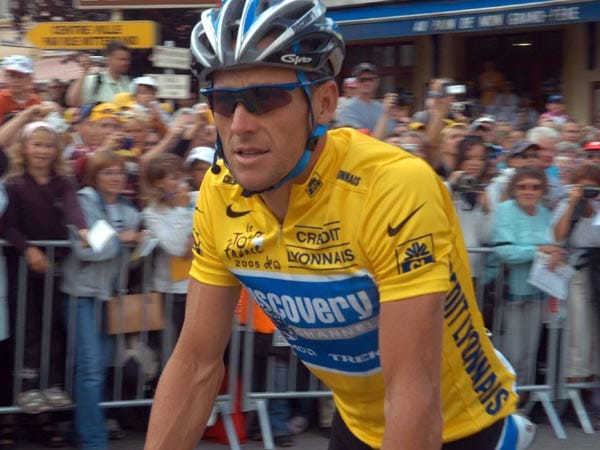Für den größten Aufreger sorgte ein Sportler, der nicht mehr aktiv ist: Nach jahrelangem Rechtsstreit wegen dringenden Dopingverdachts gibt Radfahrer Lance Armstrong auf. Der Weltradsportverband UCI entzieht Armstrong daraufhin alle nach 1998 gewonnenen Titel, darunter auch alle sieben Tour-de-France-Siege.