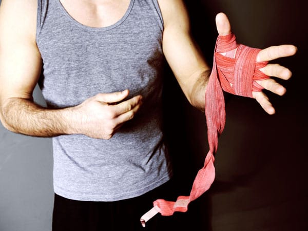 Bevor es in die Boxhandschuhe geht, müssen die Hände mit entsprechenden Bandagen geschützt werden.