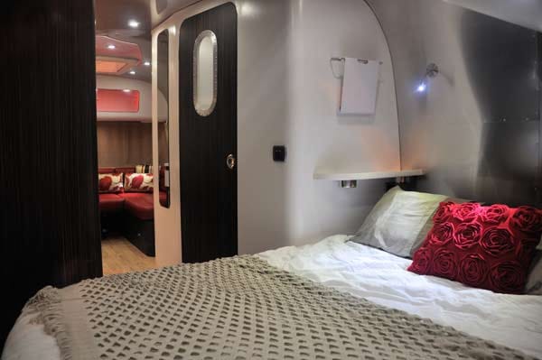 Das Schlafzimmer im Airstream 604.