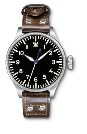 Bekannt ist IWC vor allem für seine Fliegeruhren. Ende der 1930er Jahre entwickelt der Hersteller für die deutsche Luftwaffe einen professionellen Zeitmesser mit mattiertem Stahlgehäuse von 55 Millimeter Durchmesser. Die Uhr ist leicht abzulesen, die große Zwiebelkrone auch mit Handschuhen leicht zu bedienen.