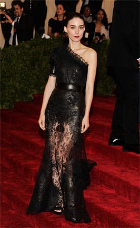 Das Gyvenchy-Kleid aus Spitze und Leder machte aus ihr einen Fashion-Star: Die amerikanische Schauspielerin Rooney Mara bei einer Ausstellung der Modedesignerinnen Schiaparelli und Prada.