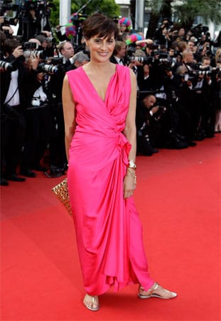 Model und Designerin Inès de la Fressange als griechische Göttin in pink. Beim 65. Filmfestival in Cannes trug die stilsichere Schönheit ein Kleid von Lanvin und kombinierte es mit goldenen Accessoires.