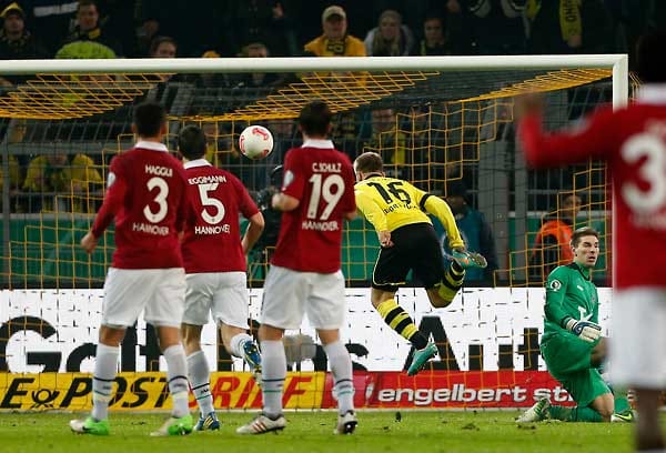 Die Dortmunder Flugshow gegen überforderter Hannoveraner beginnt schon früh. Das Tor von Jakub Blaszczykowski ist nur ein Beleg von vielen, in denen die Borussia den 96ern überlegen ist.