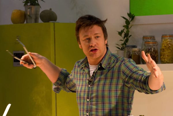 Über die Bronzemedaille darf sich der Brite Jamie Oliver freuen. Wegen seiner deutlich geringeren TV-Präsenz ist er zwar weniger bekannt als die Besserplatzierten. Allerdings trumpft er mit einem hohen Unterhaltungswert und erreicht im Bereich Kreativität sogar die Bestnote. Erst kurz hinter Oliver rangieren Alfons Schuhbeck und Steffen Henssler.