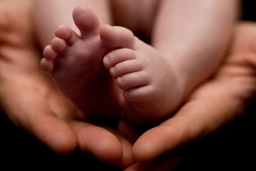 In den ersten drei Jahren nach der Geburt des Kindes heißt es: hinten anstellen! Das Baby fordert Ihre uneingeschränkte Aufmerksamkeit ein – und die sollten Sie ihm auch unbedingt geben.