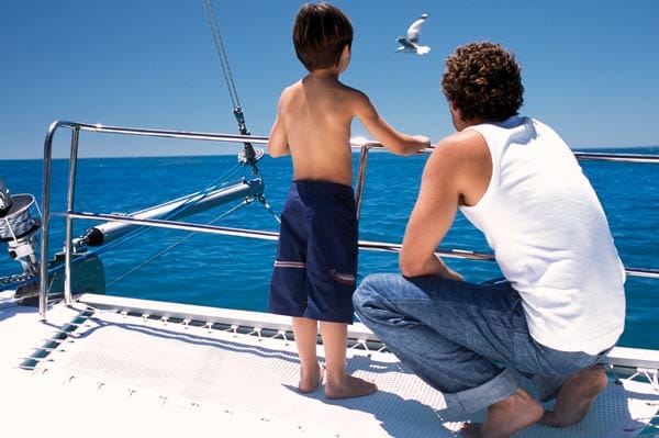 Suchen Sie nach Möglichkeiten, die Dinge, die Sie gerne tun, auch für das Kind spannend zu machen. Sie segeln gerne? Klingt nach dem perfekten Piraten-Setting!