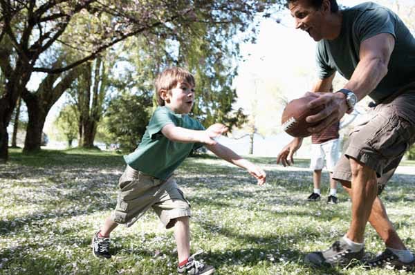 Sie treiben gerne Sport? Dann machen Sie das gemeinsam mit Ihrem Kind, denn hier lassen sich wichtige Werte vermitteln – und Sie können sich nebenbei austoben.
