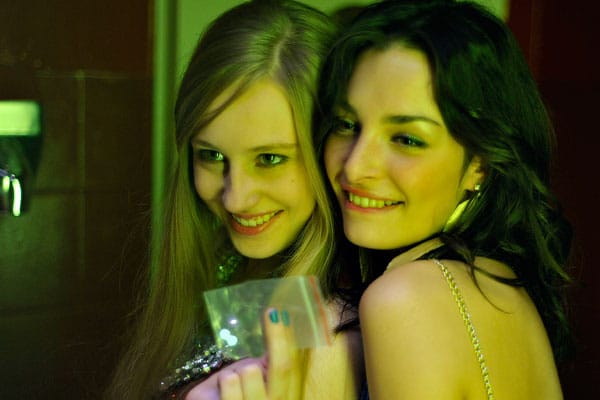 "I'm Sexy and I Know It": Die Freundinnen Christina (Sarah Horváth, rechts) und Hanna (Lotte Flack) feiern in einem Club mit Ecstasy-Pillen. Für Christina endet der Abend tödlich. Ihre Leiche wird am nächsten Morgen auf einem Schrottplatz gefunden.