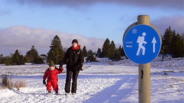 Schild "Winterwanderweg" in Winterberg (Sauerland).